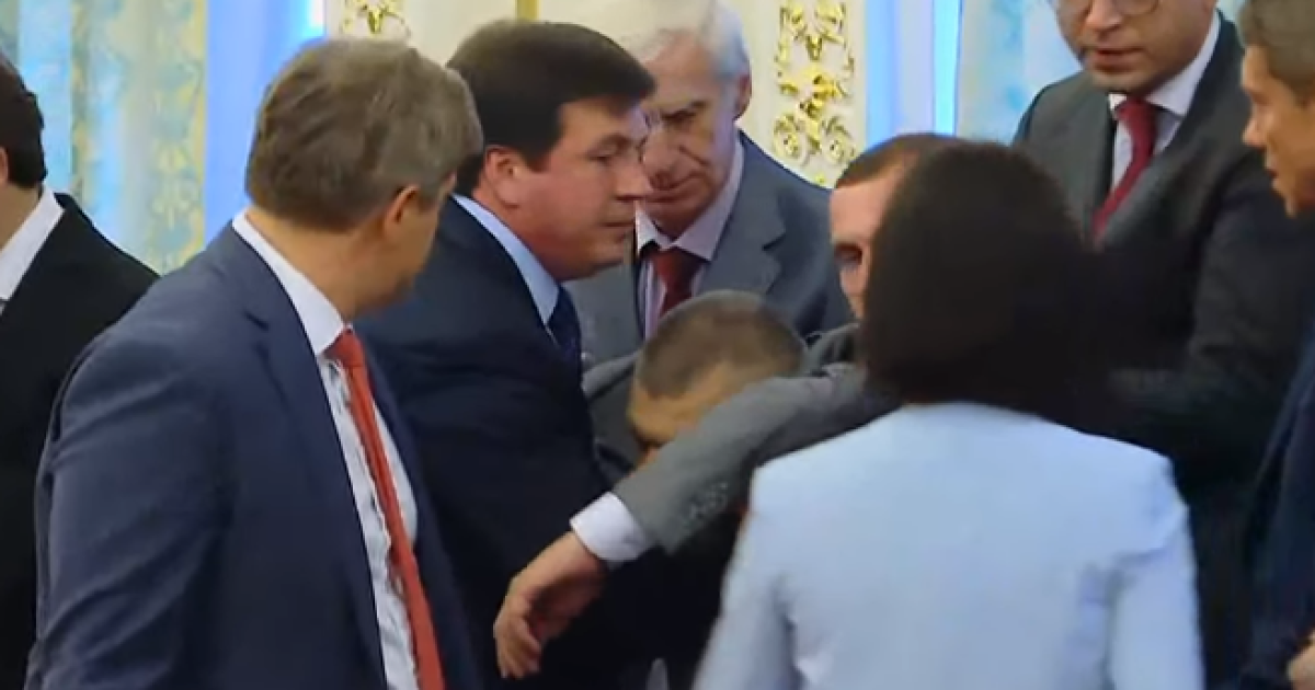 Главный пограничник Украины потерял сознание прямо во время выступления Лукашенко. Появилось видео