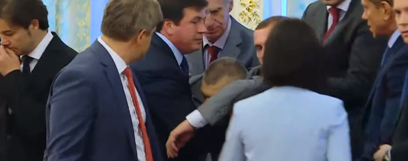 Головний прикордонник України знепритомнів просто під час виступу Лукашенка в Києві. З'явилось відео