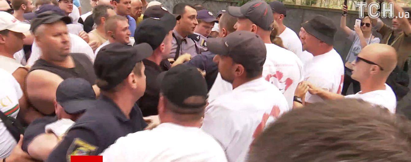 У Конча-Заспі через паркан на пляжі влаштували штовханину з кувалдами