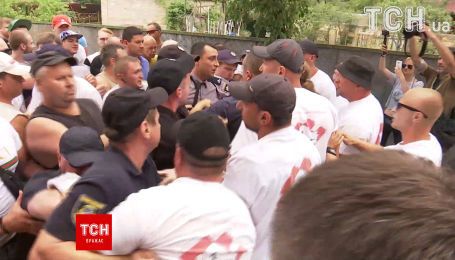 В Конча-Заспе из-за забора на пляже устроили потасовку с кувалдами