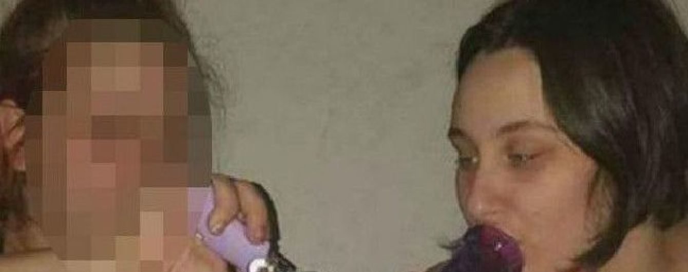 Американка похизувалася в соцмережах, як одночасно курить марихуану та годує грудьми немовля