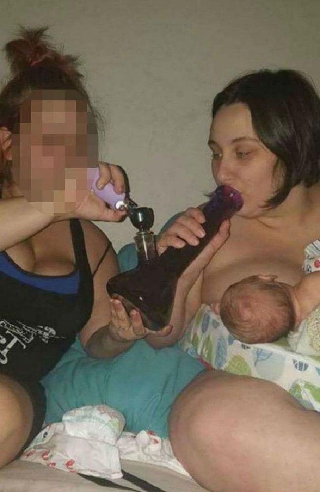 Жінка курить бонг і годує груддю