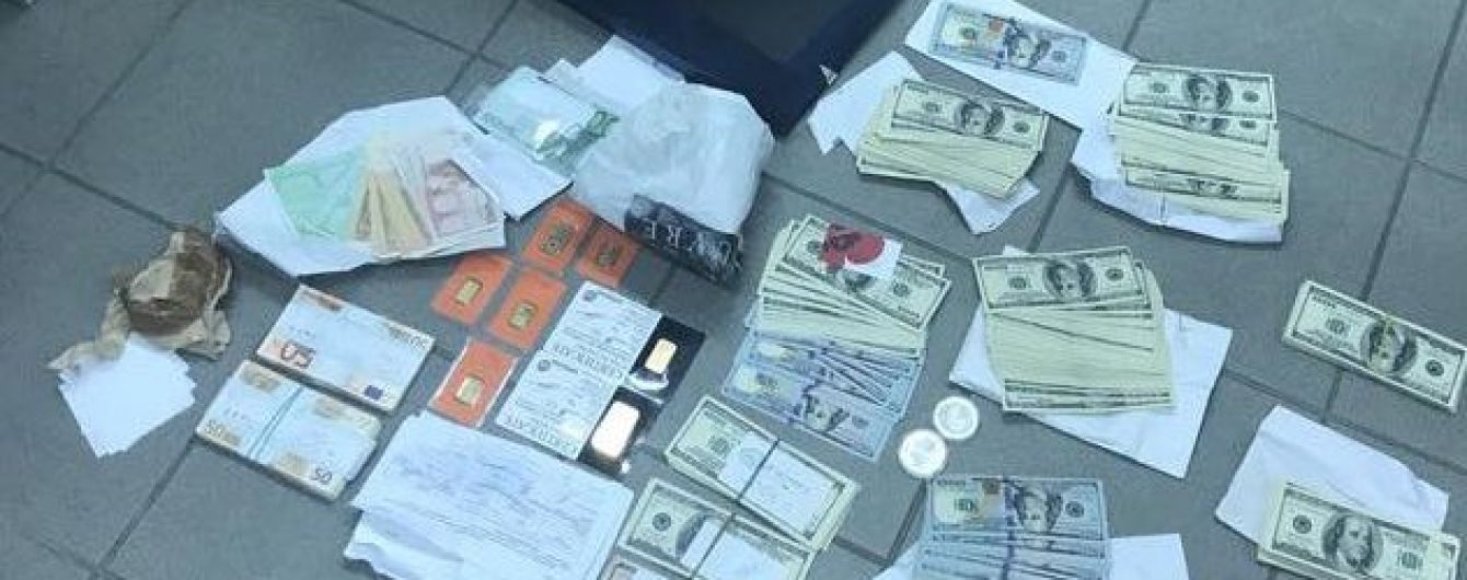 У спійманого на хабарі посадовця "Укрзалізниці" знайшли незадекларовані золоті злитки й валюту