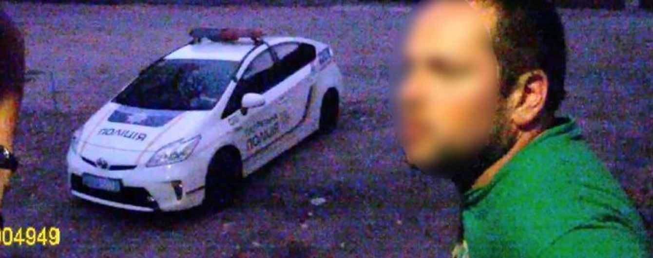 "Стаять, мусара!" У Франківську п'яний депутат міськради бігав дорогою, матюкався й співав пісні УПА