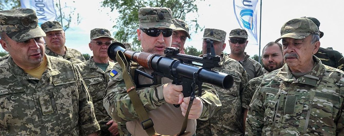 "Вороги здаватимуться, не чекаючи". Турчинов протестував нове рідкісне озброєння