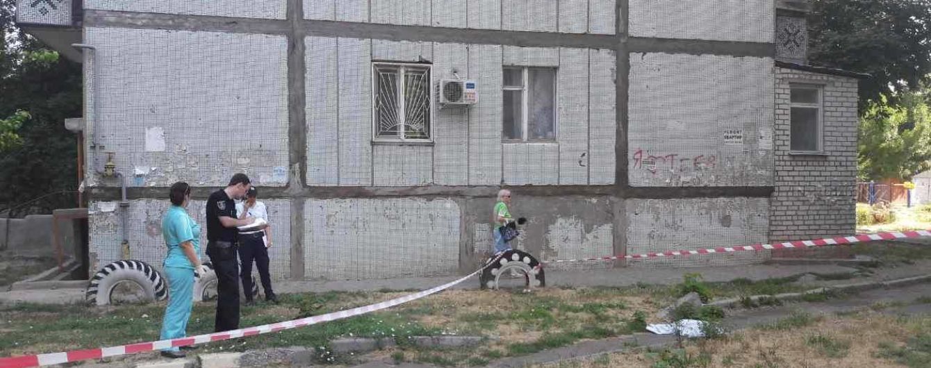 В Николаеве двухлетний малыш выпал из окна 4-го этажа