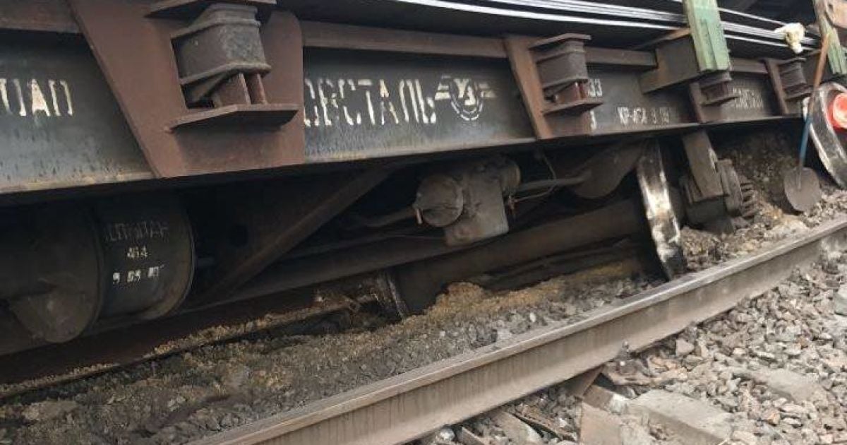 На Днепропетровщине сошли с рельсов грузовые вагоны, пассажирские поезда курсируют с задержкой