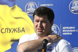 "Вам треба освіжитися!": нардеп у прямому ефірі облив Насірова водою