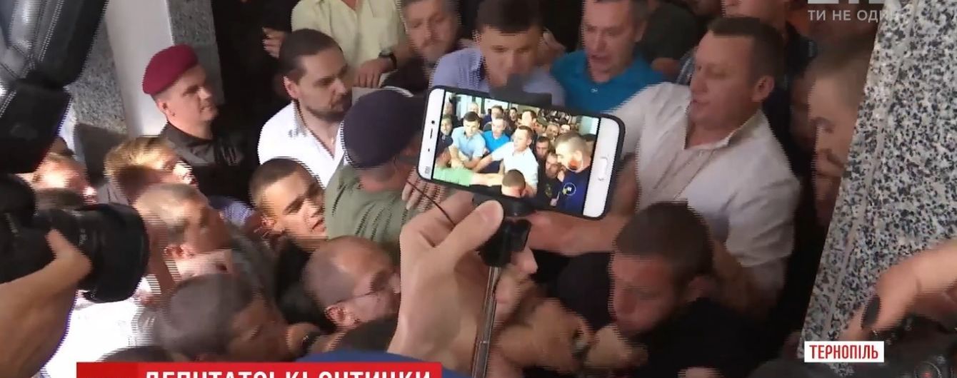 Масова бійка в мерії Тернополя зірвала засідання міської ради
