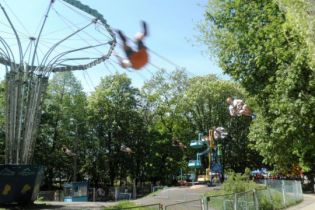 В Ровно во время катания на карусели мужчина вылез из кресла и висел на руках
