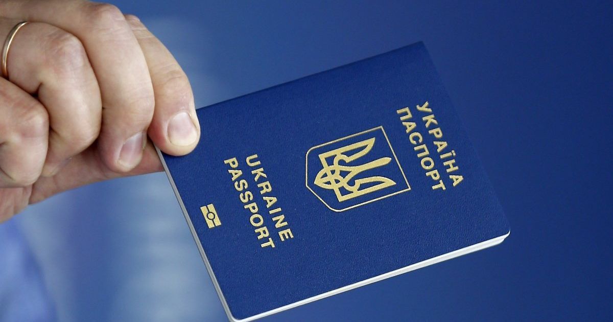 В Україні відновили видавання біометричних паспортів