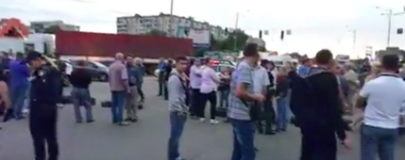 В Киеве вблизи станции метро "Лесная" протестующие перекрыли дорогу: произошли столкновения