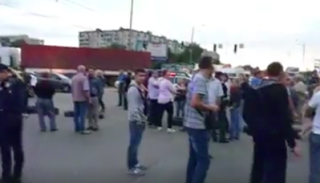 В Киеве вблизи станции метро "Лесная" протестующие перекрыли дорогу: произошли столкновения