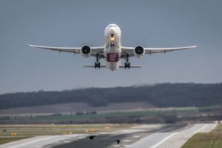 Після більш ніж 17 годин польоту до Нью-Йорка прибув найдовший пасажирський авіарейс у світі
