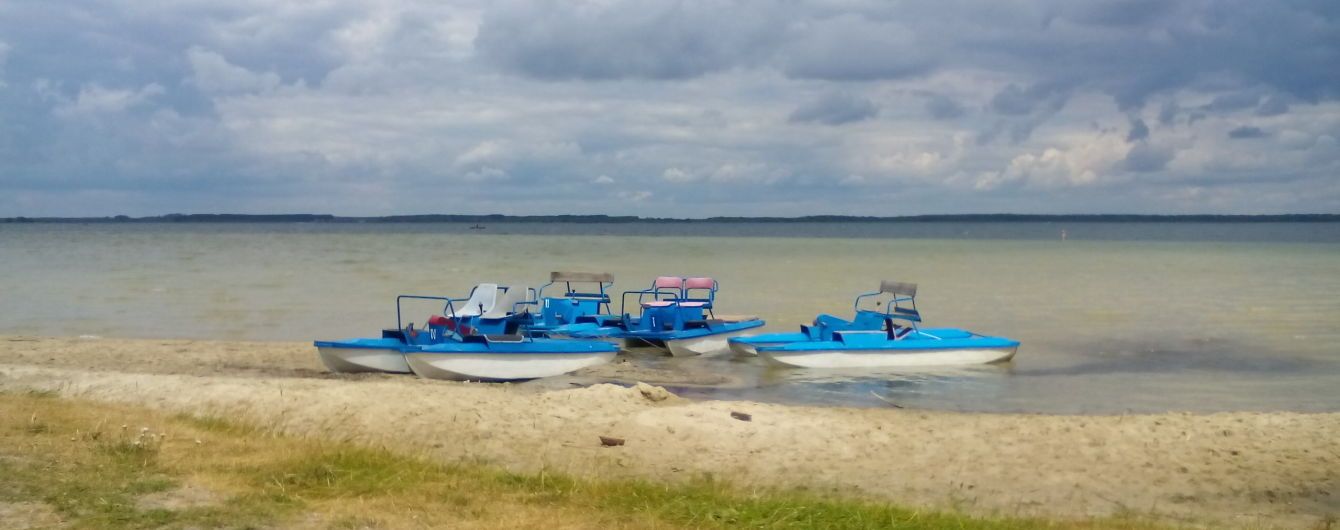 На Свитязе водолазы спасли шестерых взрослых и двух детей, которые перевернулись на катамаране