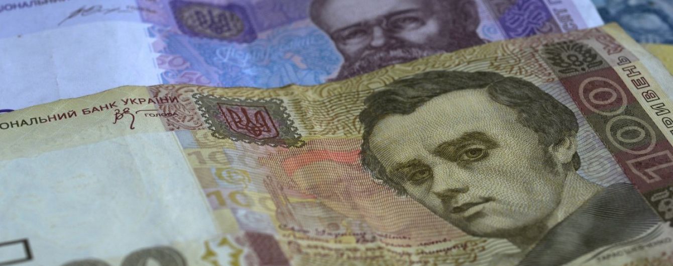 Страх або гіпноз: кияни слухняно віддають на вулицях гроші та золото зустрічній аферистці