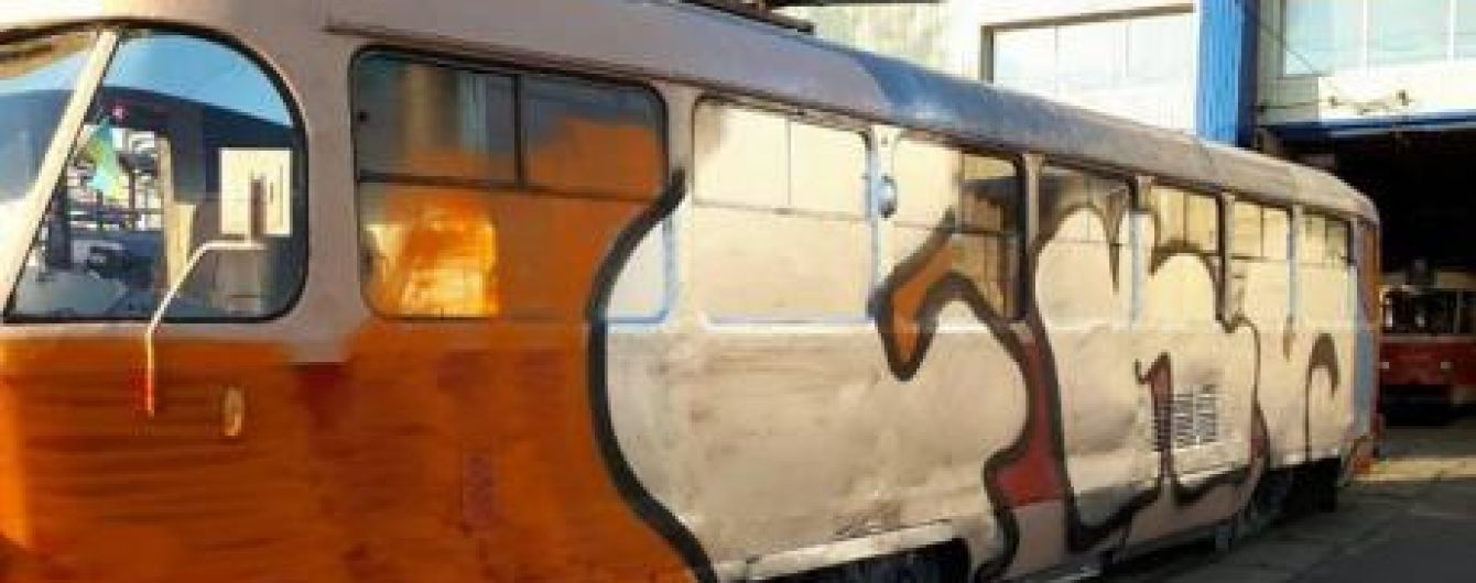 У Києві невідомі у масках зупинили трамвай та розмалювали його разом із водієм