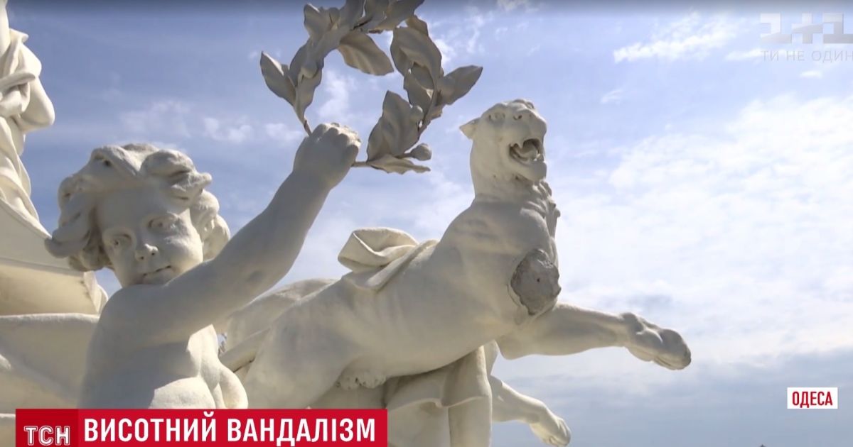 В Одессе неизвестные руферы сломали скульптуру на крыше оперного театра