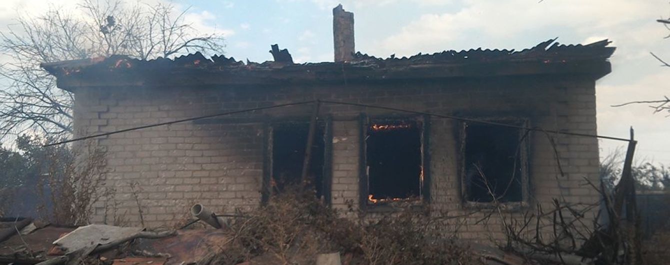 Боевики обстреляли село на Луганщине, повредив жилой дом