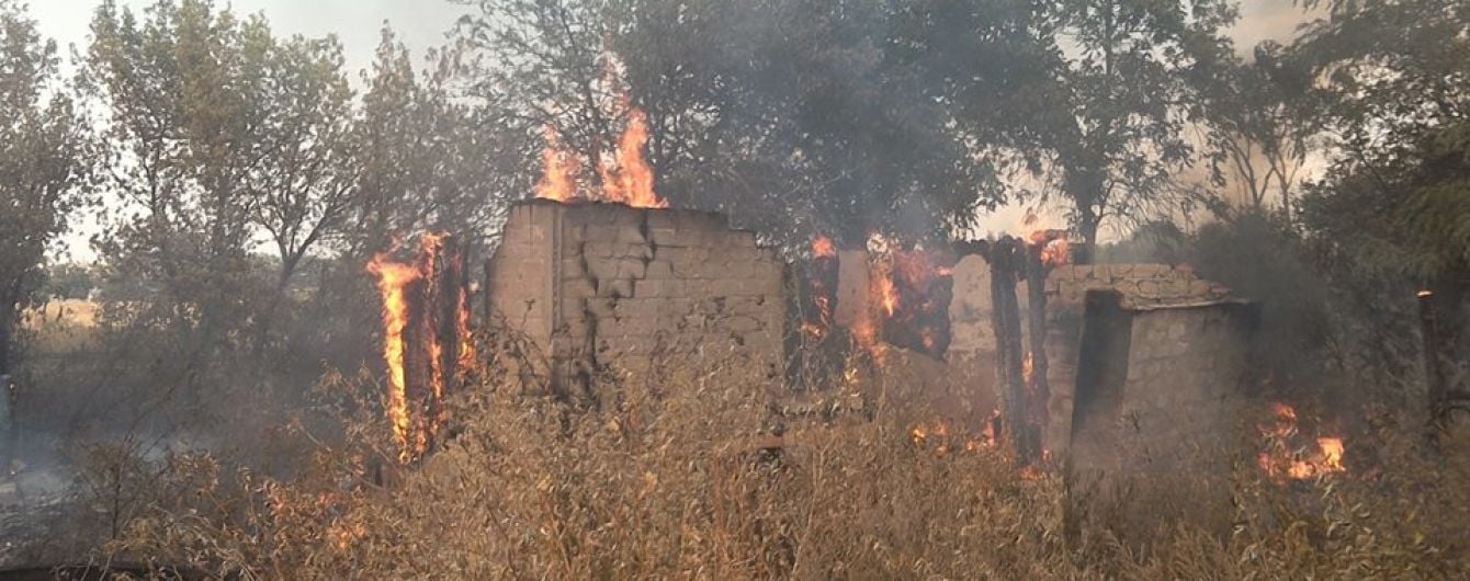 Боевики обстреляли Зайцево: один человек получил ранения, загорелся жилой дом
