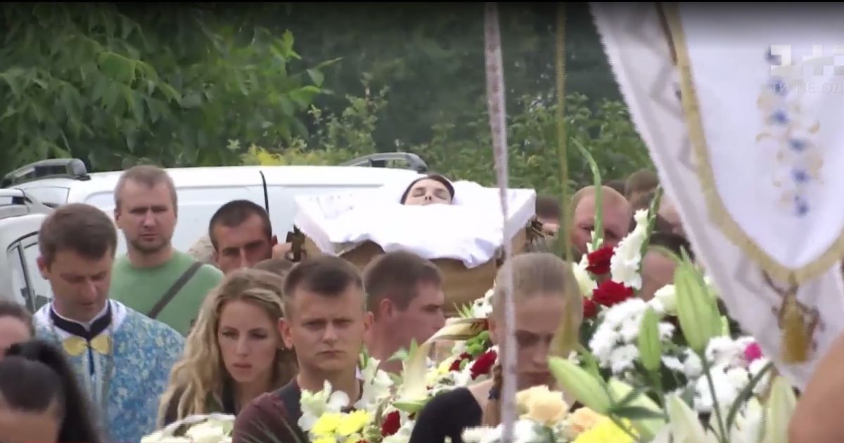 Резонансна аварія на Львівщині. Власник ФК "Карпати" дивився футбол, поки батьки ховали єдину доньку