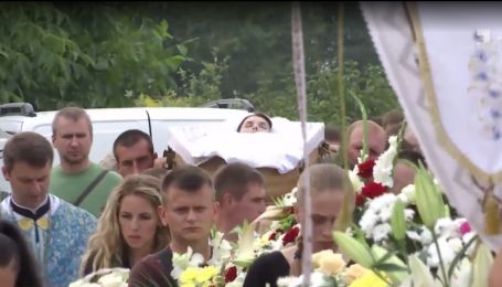 Резонансна аварія на Львівщині. Власник ФК "Карпати" дивився футбол, поки батьки ховали єдину доньку