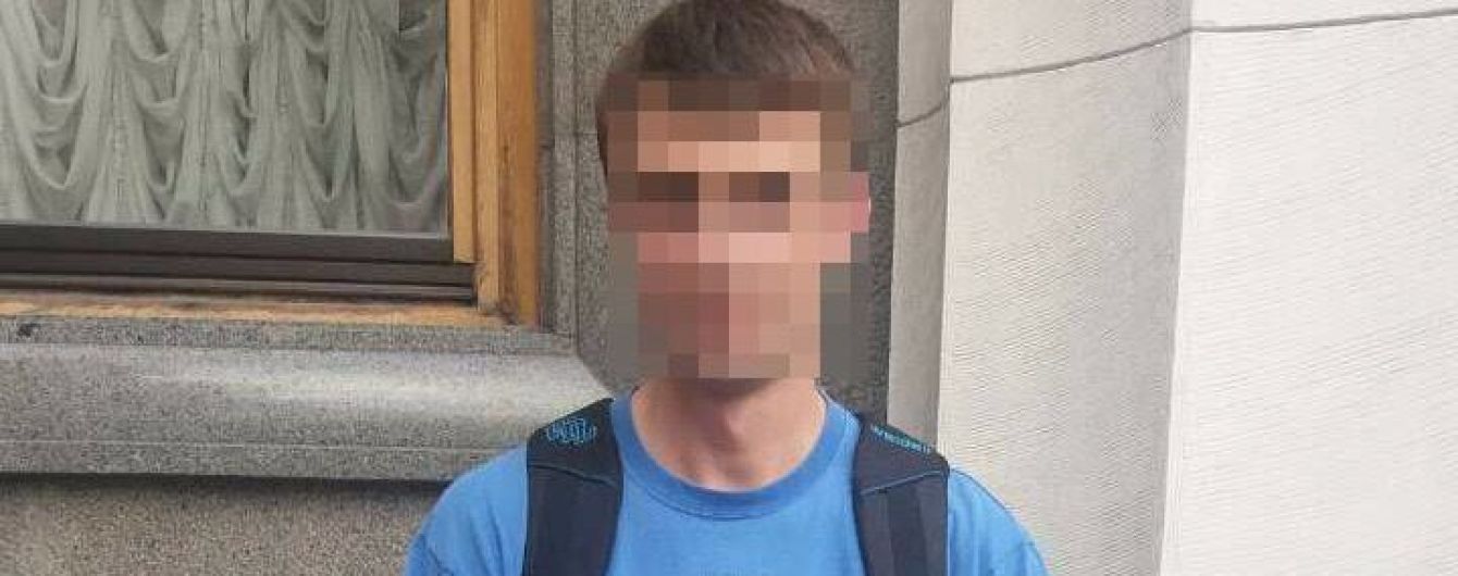 В Киеве задержали парня, который сделал "антигосударственную нецензурную надпись" на окне Верховной Рады