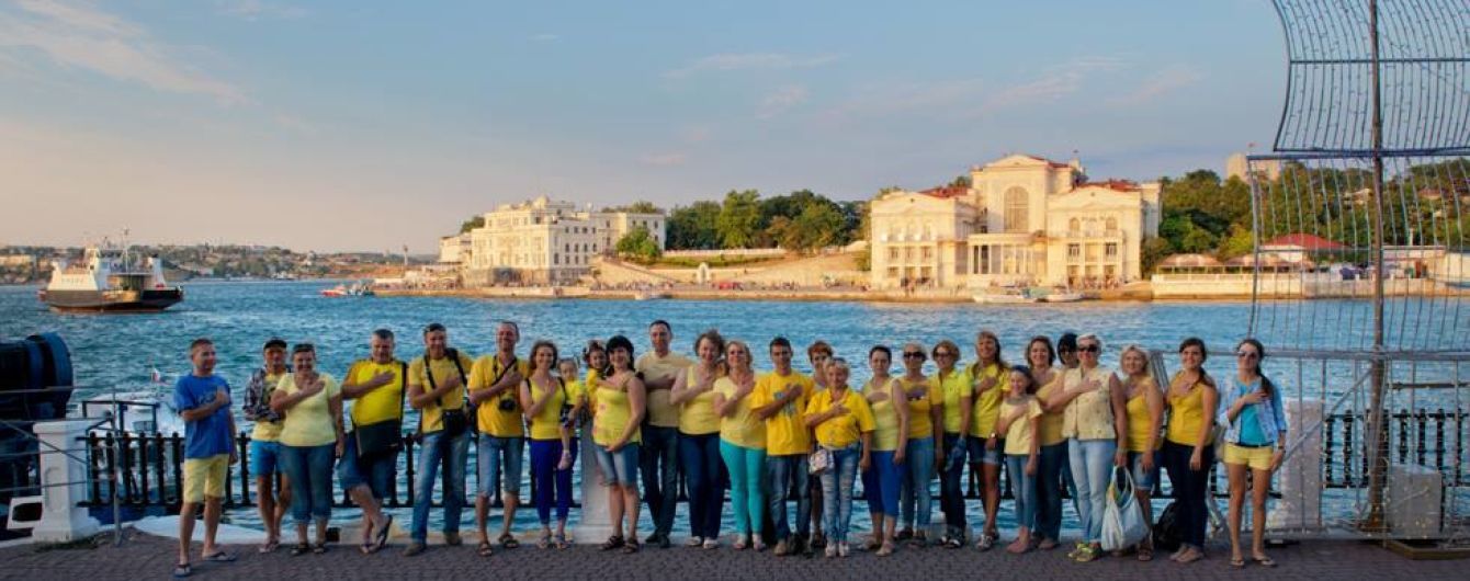 Жителі анексованого Севастополя привітали Україну із державними святами патріотичним флешмобом