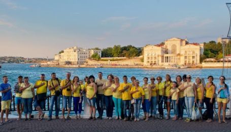 Жителі анексованого Севастополя привітали Україну із державними святами патріотичним флешмобом