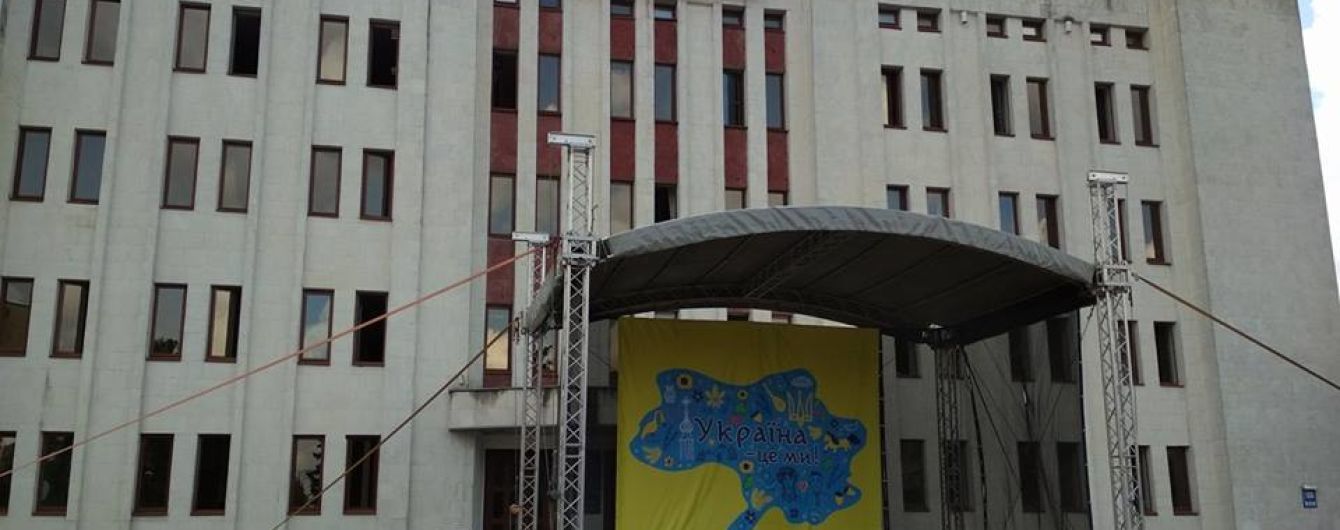 Скандал у Броварах. Через мапу України без Криму відкрили кримінальну справу