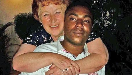 72-летняя британка вышла замуж за 27-летнего нигерийца после трех месяцев знакомства в Интернете
