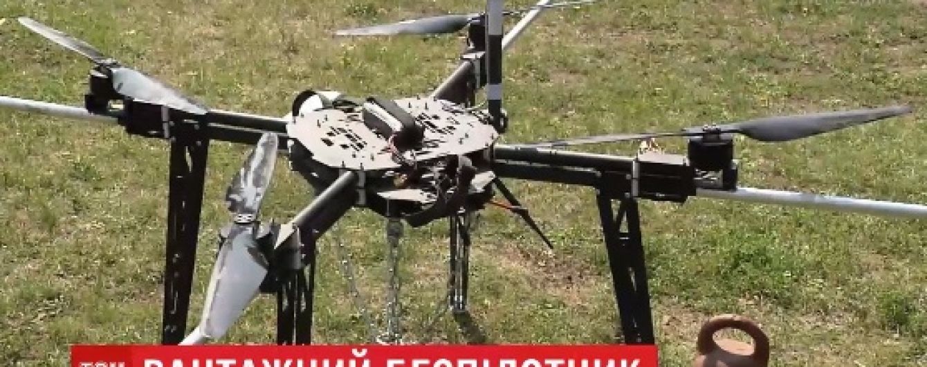 Українець встановив рекорд, піднявши дроном у повітря 16-кілограмову гирю
