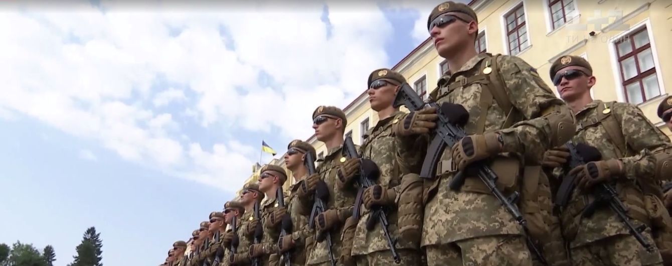 Трогательная присяга при поддержке солдат НАТО: во Львове в военную академию поступили тысяча курсантов