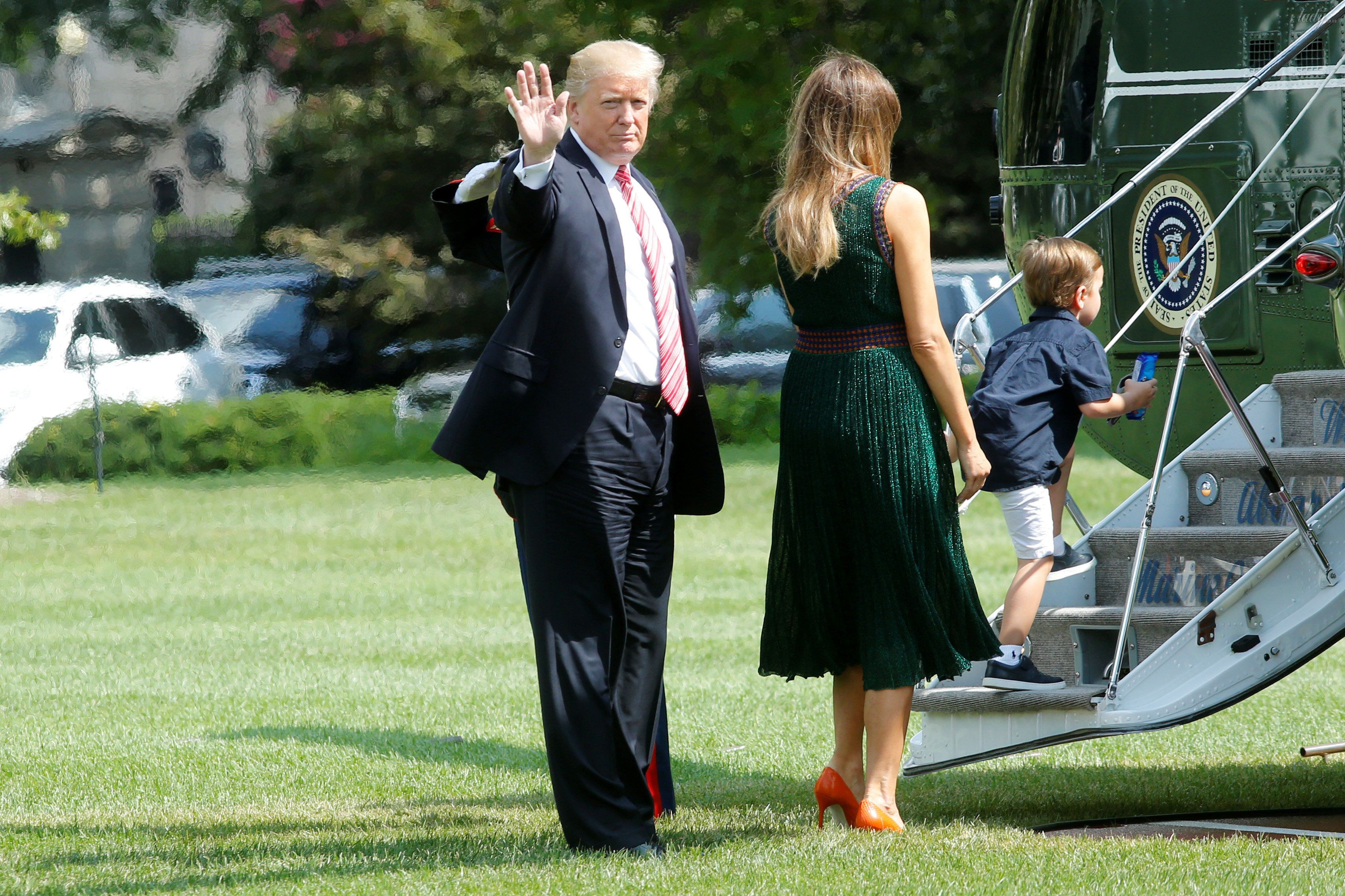 Королева вернулась: Мелания Трамп продемонстрировала эффектный образ, впервые за долгое время появившись на публике без мужа новые фото Королева вернулась: Мелания Трамп продемонстрировала эффектный образ, впервые за долгое время появившись на публике без мужа новые фото