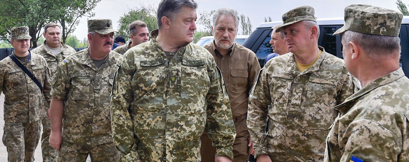 Порошенко отреагировал на заявление Меркель и Макрона относительно перемирия на Донбассе