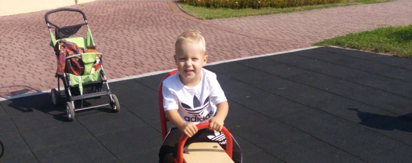 Батьки Дмитрика просять допомоги в лікуванні сина