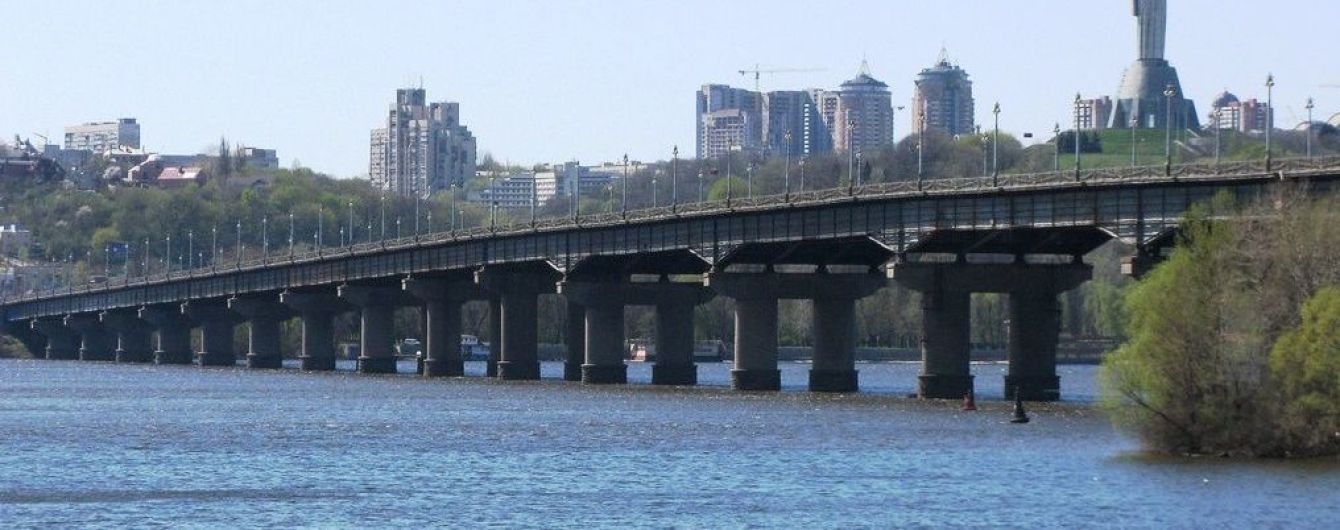 В Киеве частично перекрывают развязку возле моста Патона