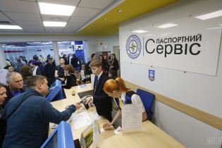 Керівник міграційної служби спрогнозував, коли зникнуть масштабні черги за закордонними паспортами