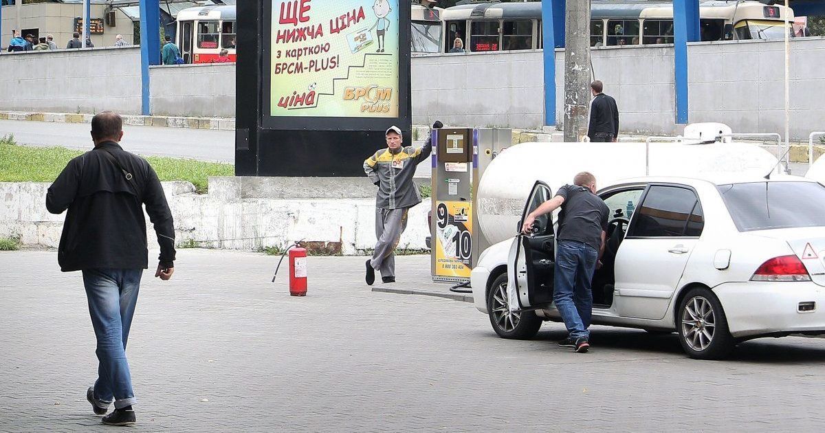 Сколько стоит заправить авто на АЗС. Средние цены на 12 октября