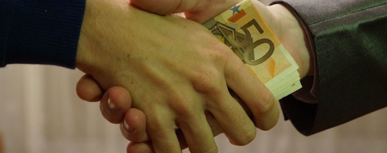 Коррупция украинских лидеров отбирает будущее у страны – Forbes