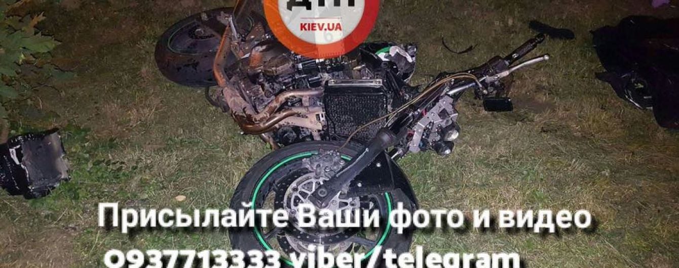 Смертельна ДТП у Києві: мотоцикліст на великій швидкості врізався у паркан