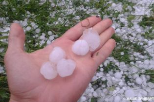 Погодний апокаліпсис на Прикарпатті: вулиці пішли під воду, град побив урожай і машини
