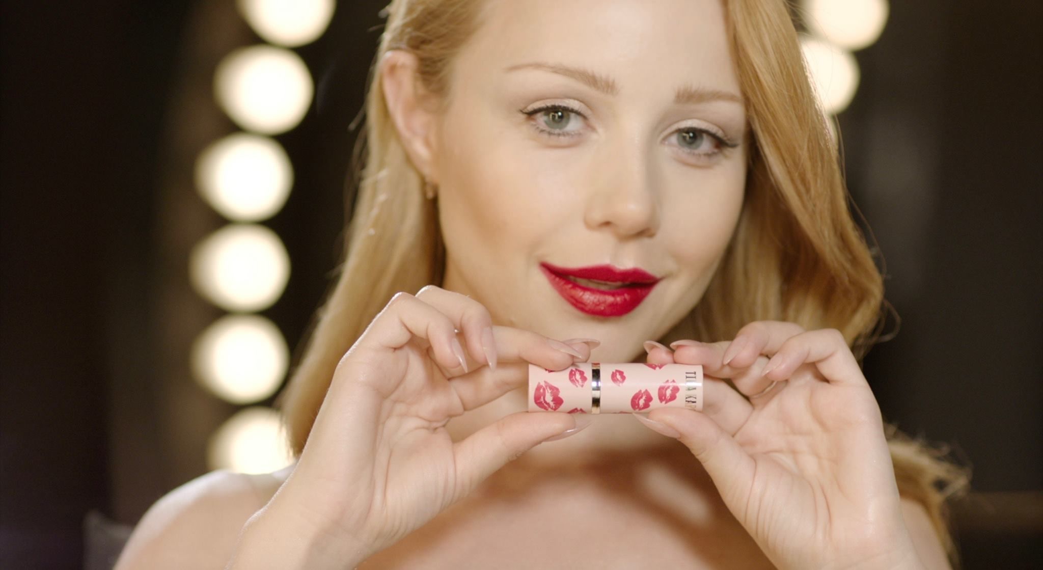 Тіна Кароль випустила свою червону помаду - Гламур - TCH.ua