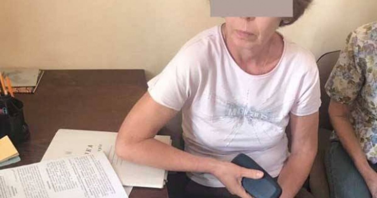 В Мариуполе почетную музейницу осудили за передачу картин в оккупированный Крым