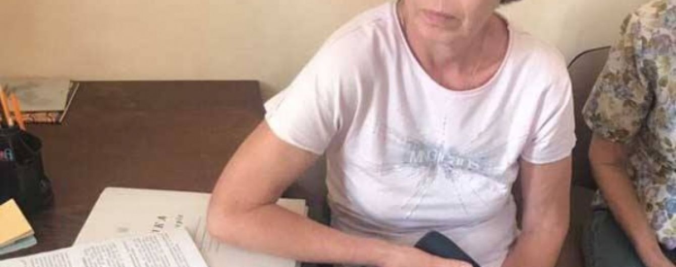У Маріуполі почесну музейницю засудили за передачу картин до окупованого Криму