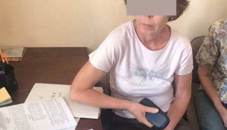 В Мариуполе почетную музейницу осудили за передачу картин в оккупированный Крым