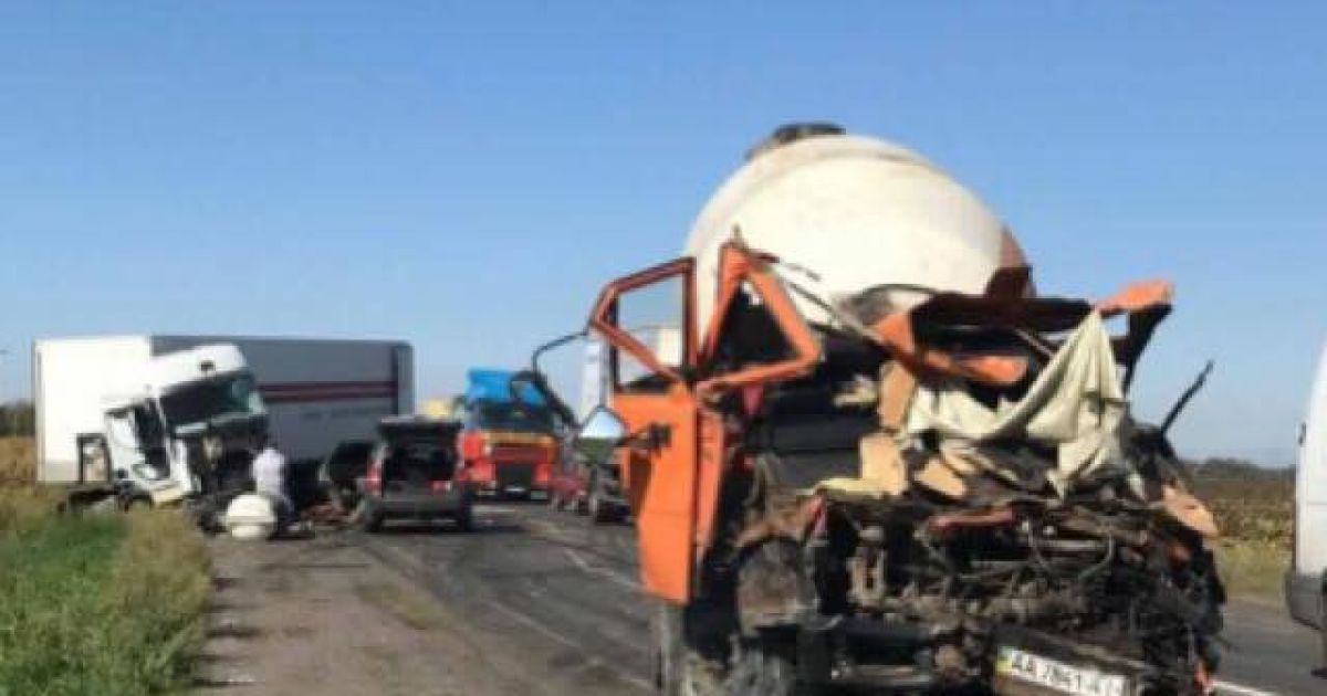 Смертельна ДТП під Києвом: бетономішалка влетіла у фури