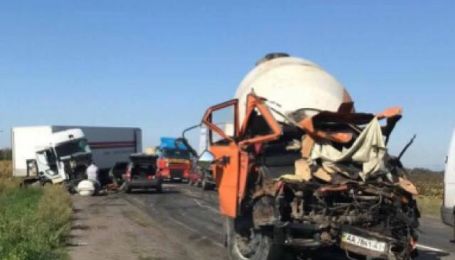 Смертельна ДТП під Києвом: бетономішалка влетіла у фури