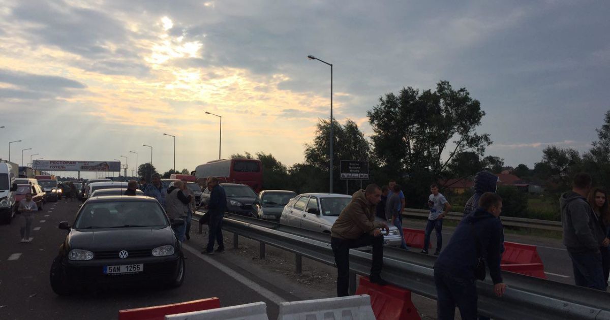 На границе с Польшей стоят около тысячи автомобилей