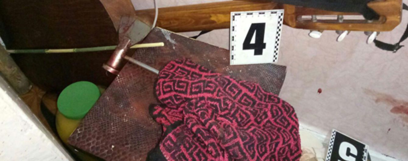 На Донеччині жінка сокирою жорстоко побила 8-річного сина